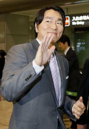 米国から帰国し、ファンに笑顔で手を振る松井秀喜氏