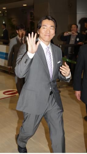 成田空港に到着し、ファンの歓声に笑顔で応える松井秀喜氏