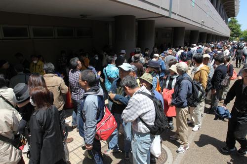 入場券を求めて神奈川新聞スタジアムには長蛇の列が！！
