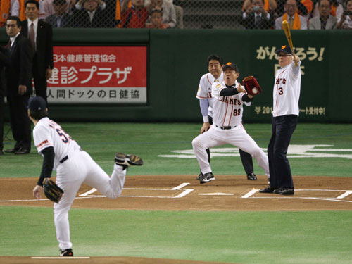 安倍首相が球審を務めた始球式で、松井氏の内角高めの球を左手一本で力強く振り抜く長嶋氏。捕手の原監督も思わずのけぞる
