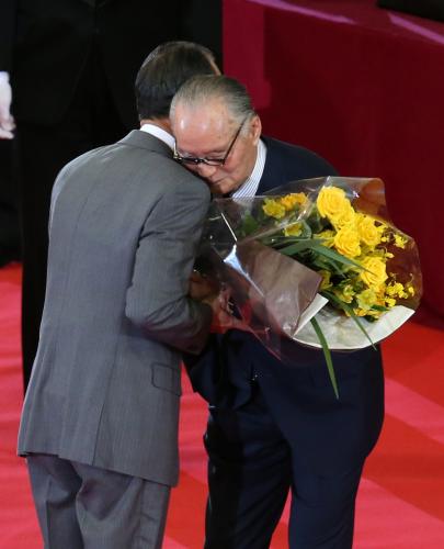 ソフトバンクの王球団会長（左）から花束を受け取る長嶋氏