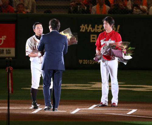 巨人・阿部（左）、広島・前田健（右）から花束を受け取る松井氏