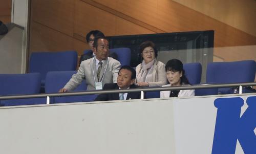 スタンドから見守る（前列左から）松井氏の父・昌雄さん、母・さえ子さんと山下星稜高校野球部名誉監督（中列左）