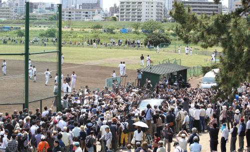 旧多摩川グラウンドでの練習視察を終えた長嶋茂雄終身名誉監督は、大勢のファンに囲まれながら引き揚げる