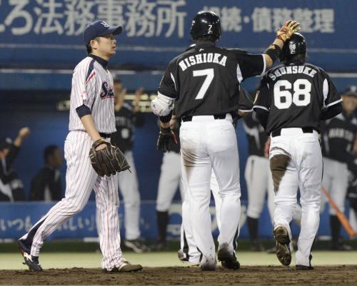 ５回、阪神・メッセンジャーに走者一掃の先制二塁打を打たれたヤクルト先発の石川（左）