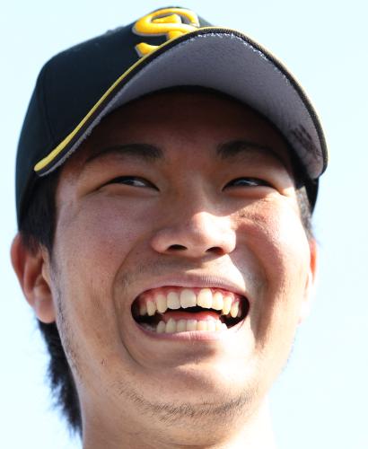 ＜ソ・西＞プロ初勝利を挙げたソフトバンク・千賀はお立ち台で満面の笑みを浮かべる