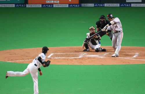 ＜日・巨＞７回無死二塁、適時二塁打を放つ巨人・村田