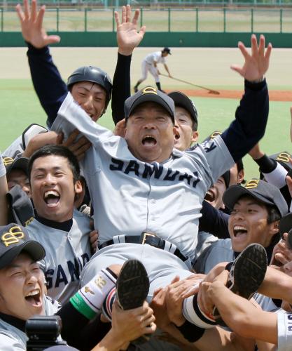 関西六大学野球リーグで２季連続優勝を果たし、胴上げされる京産大の勝村監督