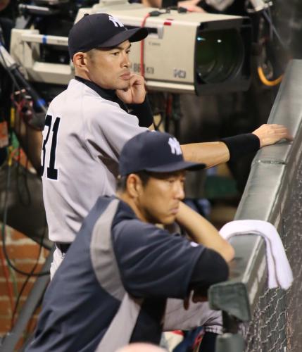 ＜オリオールズ・ヤンキース＞ベンチから試合を見守るイチローと黒田