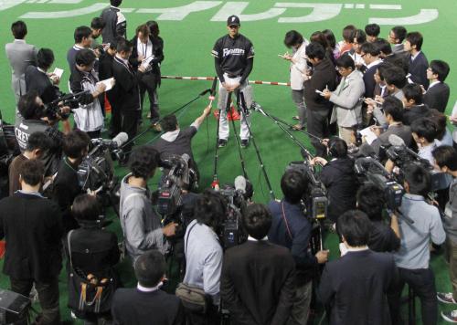 投手デビューを控え、大勢の報道陣に囲まれる日本ハム・大谷