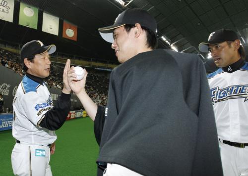 ＜日・ヤ＞４勝目を挙げた吉川（中央）とタッチする日本ハム・栗山監督。右は稲葉