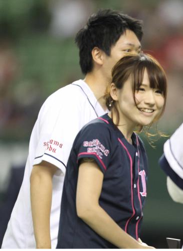 ＜西・広＞始球式で鈴木亮さんにプロポーズされ、笑顔を見せる青木佳苗さん（右）