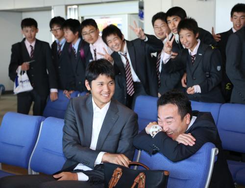 搭乗を待つ日本ハム・大谷（左）に興奮する修学旅行生