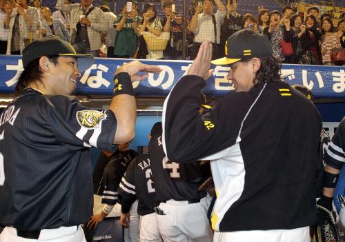 ＜ヤ・ソ＞試合終了後、松田（左）のお決まりのポーズに笑顔で応えるパディーヤ