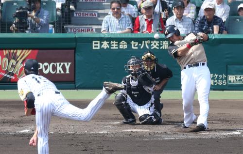 ＜神・日＞２回無死、中田は藤浪から左中間二塁打を放つ