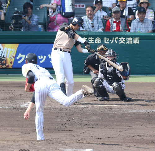 ２６日の阪神２回戦、４回に藤浪から左翼線二塁打を放つ日本ハム・大谷