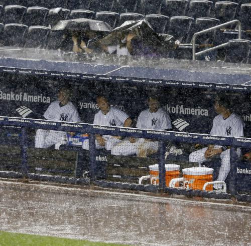 レッドソックス戦の６回、降雨で試合が中断し、ベンチで再開を待つヤンキースの選手