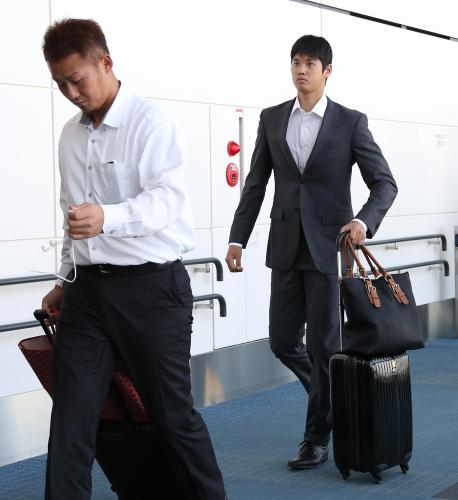 中田（左）とともに羽田空港に到着した日本ハムの大谷