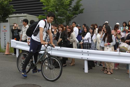 自転車でファンの前を走る巨人・菅野