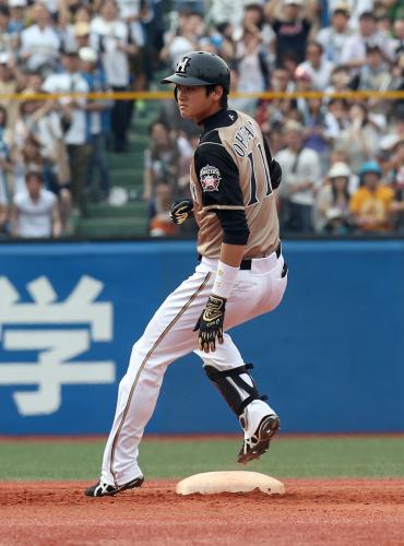 ＜ヤ・日＞２回無死、日本ハム・大谷は左中間へ二塁打を放ち、ベース上で右手を握る