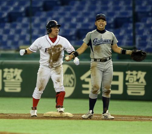 ＜京都学園大・富士大＞６回２死二、三塁　山川（左）は遊前へ適時内野安打を放ち一塁でガッツポーズ