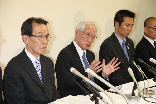会見する（左から）下田ＮＰＢ事務局長、加藤コミッショナー、ミズノ・鶴岡取締役