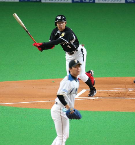＜日・神＞初回１死二塁、阪神・鳥谷は吉川から中前適時打を放つ