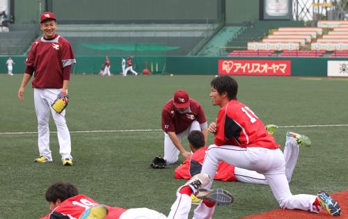 試合前、笑顔で何ごとか語り合う楽天・田中（左）と広島・前田健