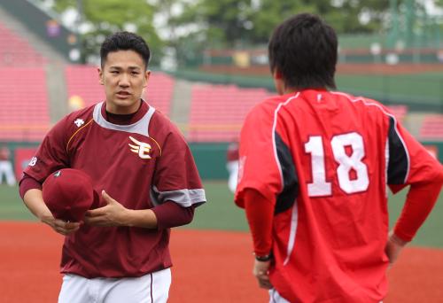 試合前、真剣な表情で何事か語り合う楽天・田中（左）と広島・前田健