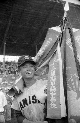 １９６１年、甲子園優勝旗を手に笑顔を見せる尾崎さん