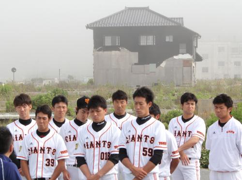 津波被害を受けた福島県いわき市を訪問した巨人２軍選手ら（右から２人目が高橋由）