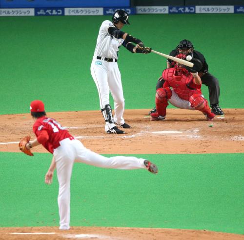 ＜日・広＞８回１死一塁　大谷はレフトへ二塁打を放つ。投手・前田健