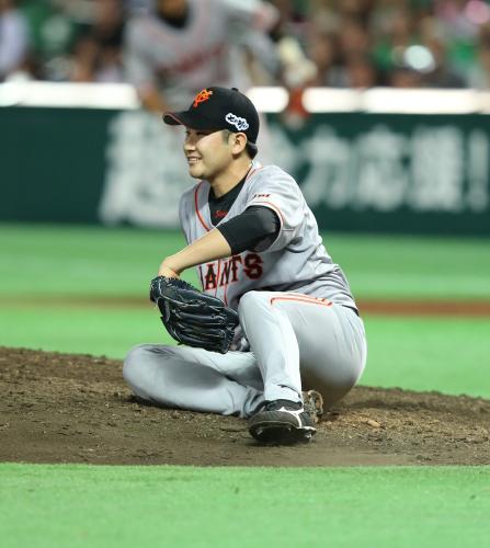 ９回２死二塁、菅野は柳田の打球を捕れず中前打に、１点を失い完封を逃す