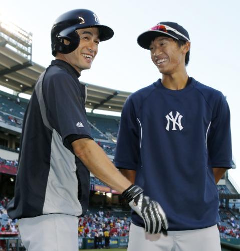 ヤンキースの練習に参加し、イチロー（左）と談笑するドラフト２巡目指名の加藤