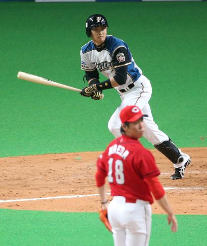 ＜日・広＞８回１死一塁、前田健（手前）から左中間二塁打を放つ日本ハム・大谷