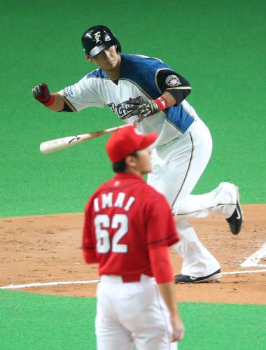 ＜日・広＞７回２死三塁、中田は左前適時打を放つ。投手・今井