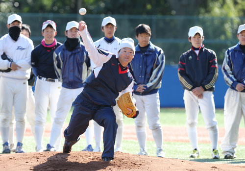 桑田氏が特別コーチを務める東大野球部が巨人に挑む