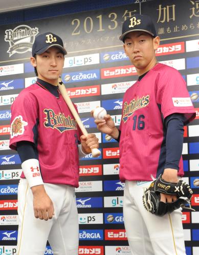 大坂夏の陣ユニホームを着るオリックスの伊藤（左）と平野佳