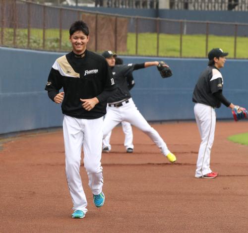 クールダウンする日本ハム・大谷は投手陣のキャッチボールを横目に笑顔