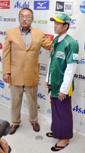 四国アイランドリーグｐｌｕｓの香川オリーブガイナーズに入団したミャンマー人のゾーゾー・ウー投手（右）と西田真二監督