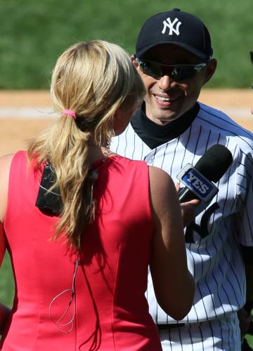 ＜ヤンキース・ドジャース＞試合後、地元ＴＶ局のヒーロー・インタビューを受けるイチロー