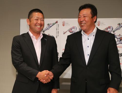 開幕戦で対戦する元プロ選手同士のＪＸ－ＥＮＥＯＳ・大久保監督（左）とＮＴＴ西日本・佐々木監督が笑顔で握手する