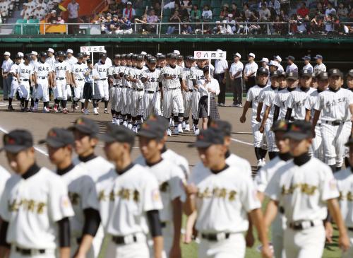全国高校野球選手権大会の沖縄大会開会式で入場行進する選手たち