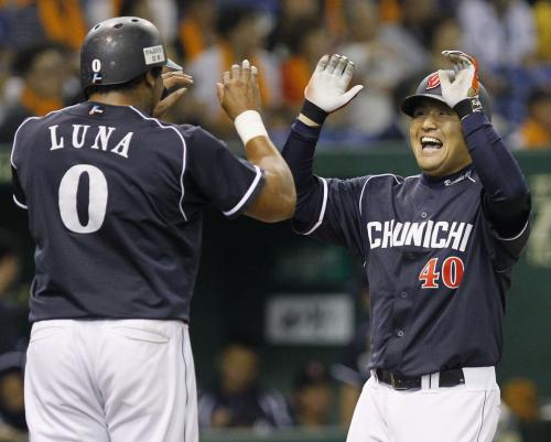 ７回にこの試合２本目の本塁打を放ち、ルナ（左）と笑顔でハイタッチする中日・平田