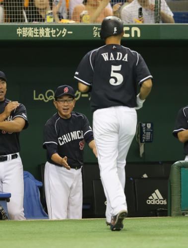 ＜巨・中＞６回１死、和田が左中間に勝ち越し本塁打を放ち中日・高木監督が笑顔で迎える