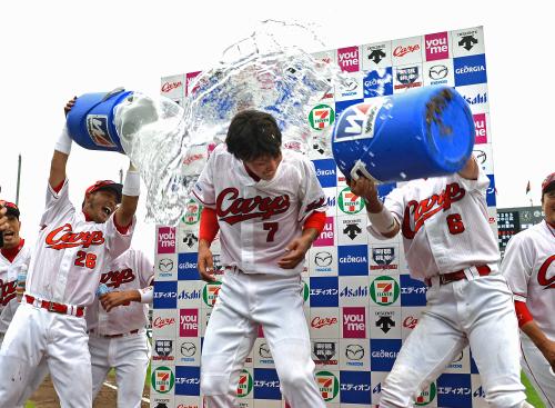 ＜広・ヤ＞サヨナラ本塁打を放った広島・堂林はお立ち台で広瀬（左）、梵（右）から水をかけられる
