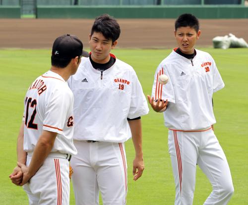 キャッチボールを終え談笑する（左から）内藤トレーニングコーチ、菅野、宮国