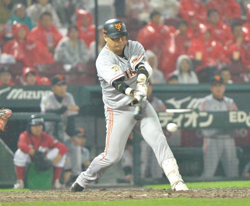 ＜広・巨＞８回２死二、三塁、村田は右翼線に勝ち越しの２点二塁打を放つ