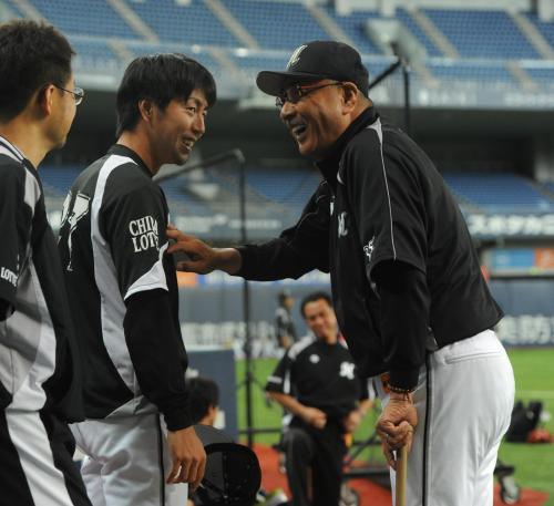 斉藤コーチ（右）と笑顔で話す古谷
