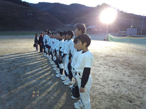 投光器を使い練習に励む陸前高田市・長部スポーツ少年団